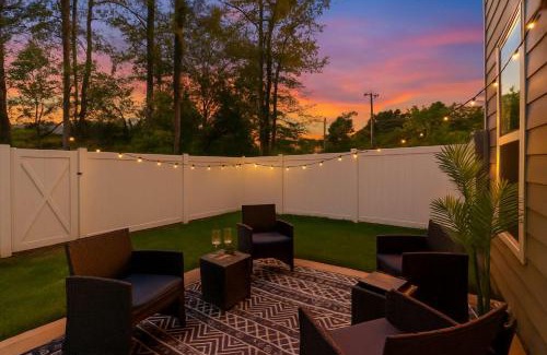 Paw Creek House | Luxe King 3BR Townhouse Mins to Uptown Charlotte NC