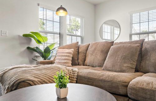 Paw Creek House | Luxe King 3BR Townhouse Mins to Uptown Charlotte NC