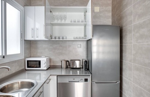 Sant Gervasi Apartment | Luxe Les Tres Torres 3BR nr Turo Park , by Blueground