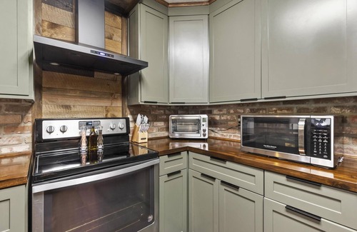 Hattiesburg House | Luxe Midtown Gem, Walk to USM - The Longleaf House