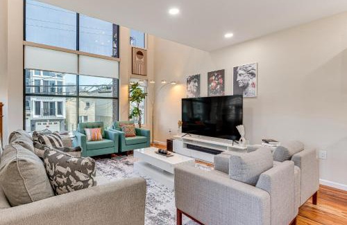 Newark House | Luxe Newark Retreat with Rooftop Deck Pets Welcome!