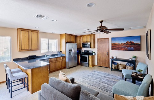 Paradise Valley Village Cottage | Luxe-paradise Palace-pool-spa-guest House & More!