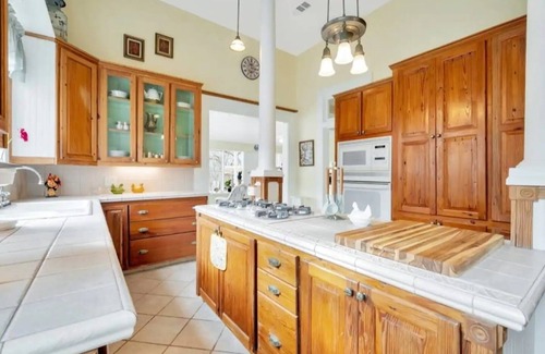 Hemphill House | Luxe Private Room in Historic Manor Near Lake!