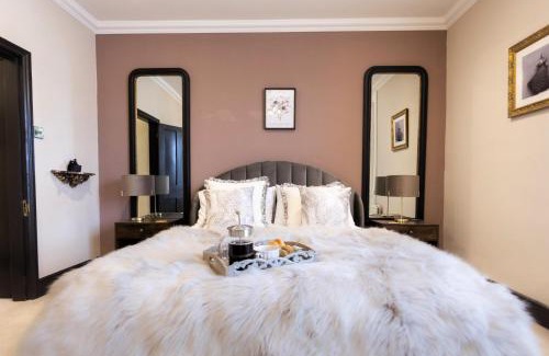 Stratford-upon-Avon House | Luxe Stratford Townhouse beautifully renovated, well equipped, sleeps 4, 2 bathrooms, free parking - minutes walk to town, RSC & pubs - pet friendly