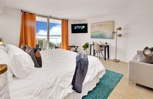 Palm Beach Apartment | Luxe Studio, Private Beach, king Bed, Ocean Views condo