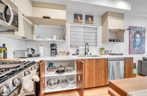 Sherman Oaks Apartment | Luxe Townhome | Newly-Built