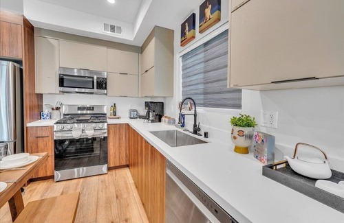 Sherman Oaks Apartment | Luxe Townhome | Newly-Built