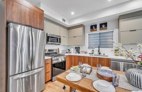 Sherman Oaks Apartment | Luxe Townhome | Newly-Built