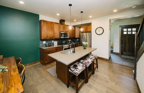 Cle Elum House | Luxe Townhouse in the Pines, Modern Mountain Charm