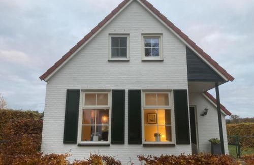 Heel House | Luxe villa aan het meer