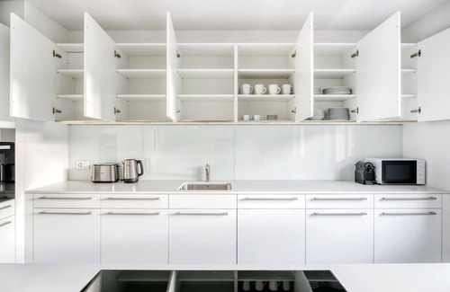 Vorstadte Apartment | Luxe Vorstädte 3.5 Room w/W/D & Storage, 2 min to Market, by Blueground