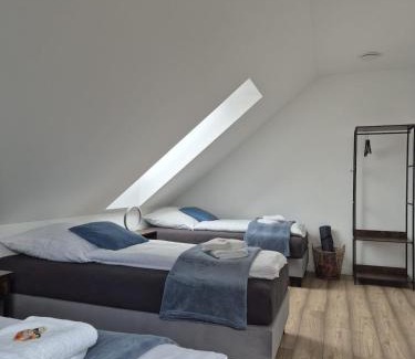 Dinslaken Apartment | Luxsuite Still und Komfort 2 Balkon Elektrogrill Tischfussball TV-75 Zoll