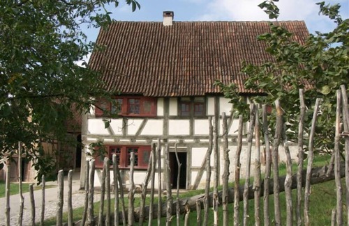 Markt Erlbach Apartment | Luxuriöse Ferienwohnung im Landhausstil mit 2 Schlafzimmern und Balkon