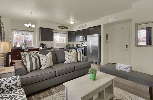 Clearfield Apartment | ⭐️Luxurios Apartment ⭐️ Fast WiFi ⭐️ 4K HDTV ⭐️ Hill AFB