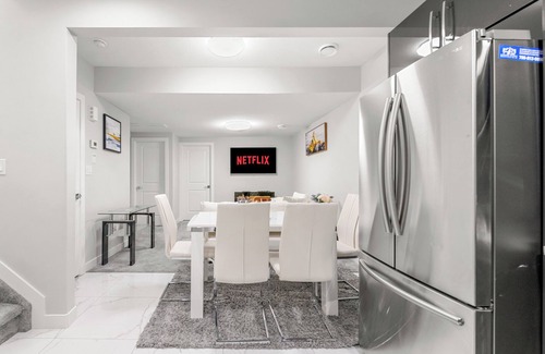 Beaumont House | Luxurious 1 bedroom + Den Near Edmonton International Airport