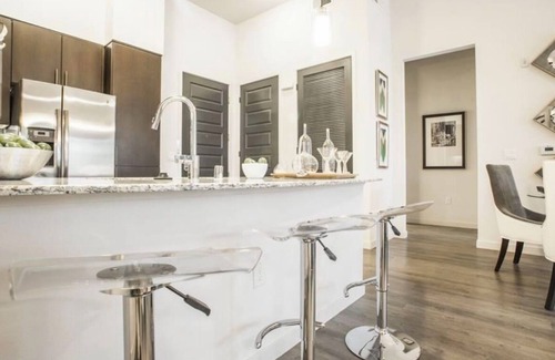 Warner Center Condo | Luxurious 2-bedroom condo with WiFi, AC in fabulous Los Angeles