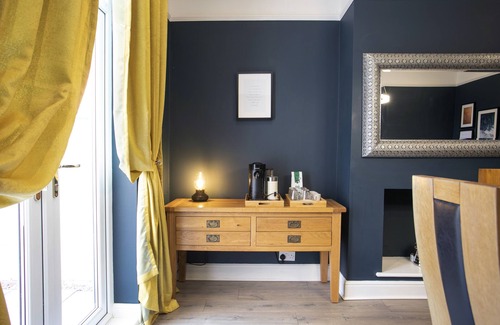 Aylestone House | Luxurious 4 Bed House, Sleeps 11, Close to Kingpower Stadium