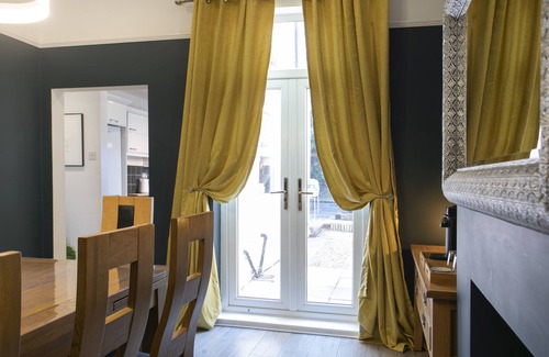 Aylestone House | Luxurious 4 Bed House, Sleeps 11, Close to Kingpower Stadium