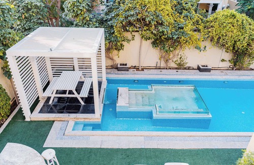 Dubai Villa | LUXURIOUS 4 BEDROOM VILLA WITH POOL & JACUZZI