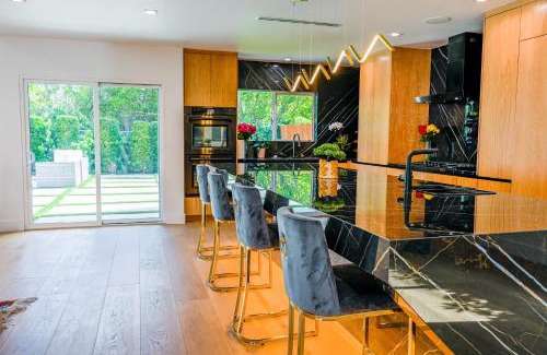 Sawtelle House | Luxurious 4 BR near UCLA-Beverly Hills - BEL1-LOR