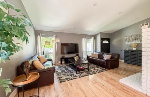 Canoga Park House | Luxurious 4BR House with Swimming Pool -FB