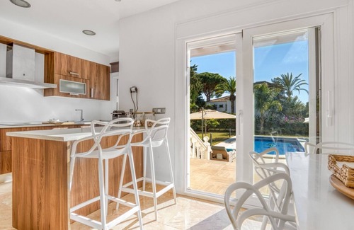 Urbanizacion Marbessa Villa | Luxurious 5* beachside villa with private pool
