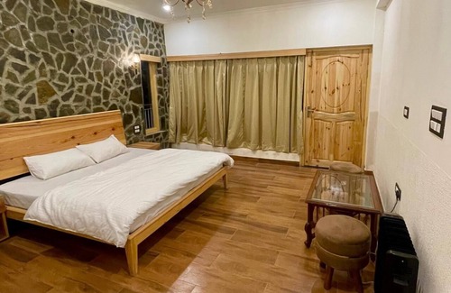 Khaprar Resort | Luxurious 5-bedroom Homestay with heater, WiFi in delightful Chaukhuta