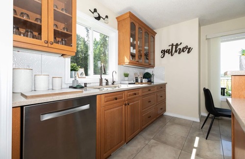 Hinton House | LUXURIOUS 5-Br Acreage | Year-Round Heated Pool & HotTub | Mtn View | Pool Table