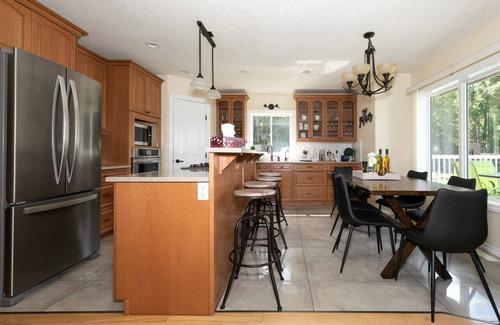 Hinton House | LUXURIOUS 5-Br Acreage | Year-Round Heated Pool & HotTub | Mtn View | Pool Table