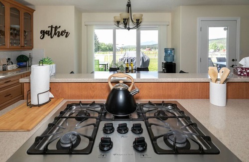 Hinton House | LUXURIOUS 5-Br Acreage | Year-Round Heated Pool & HotTub | Mtn View | Pool Table