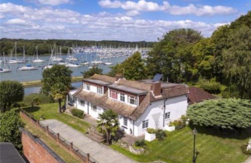 Netley Villa | Luxurious 5 BR Villa on Hamble River without Pool - By Blue Puffin Stays