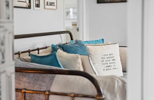 Netley Villa | Luxurious 5 BR Villa on Hamble River without Pool - By Blue Puffin Stays