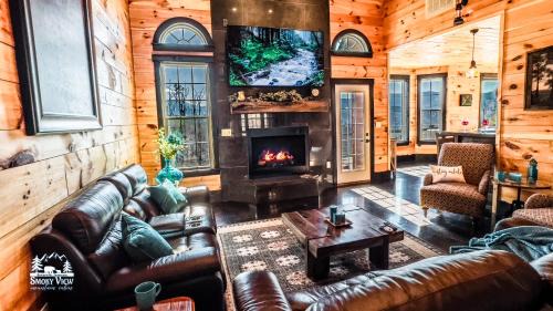 Gatlinburg - Pigeon Forge House | LUXURIOUS 6 Bed 5 Bath CABIN AMAZING LOCATION & PRIVACY! -4 Miles to Gatlinburg & Pidgeon Forge-Hot tub-Fireplace-King Suits-Deck-Grill-Free Parking for 8 Vehicles-Firepit-Full Kitchen-"Smoky View Cabin"