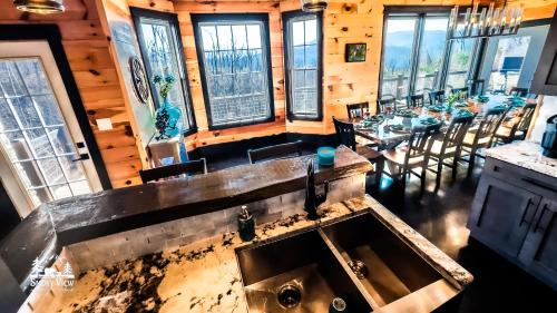 Gatlinburg - Pigeon Forge House | LUXURIOUS 6 Bed 5 Bath CABIN AMAZING LOCATION & PRIVACY! -4 Miles to Gatlinburg & Pidgeon Forge-Hot tub-Fireplace-King Suits-Deck-Grill-Free Parking for 8 Vehicles-Firepit-Full Kitchen-"Smoky View Cabin"