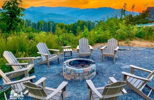 Gatlinburg - Pigeon Forge House | LUXURIOUS 6 Bed 5 Bath CABIN AMAZING LOCATION & PRIVACY! -4 Miles to Gatlinburg & Pidgeon Forge-Hot tub-Fireplace-King Suits-Deck-Grill-Free Parking for 8 Vehicles-Firepit-Full Kitchen-"Smoky View Cabin"