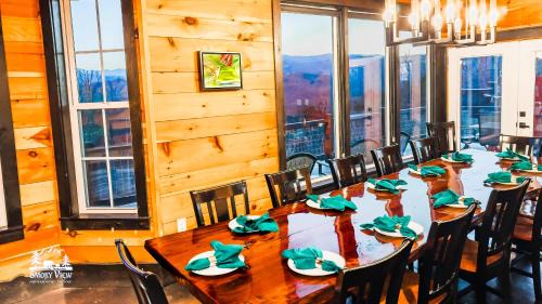 Gatlinburg - Pigeon Forge House | LUXURIOUS 6 Bed 5 Bath CABIN AMAZING LOCATION & PRIVACY! -4 Miles to Gatlinburg & Pidgeon Forge-Hot tub-Fireplace-King Suits-Deck-Grill-Free Parking for 8 Vehicles-Firepit-Full Kitchen-"Smoky View Cabin"