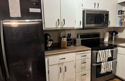 Lincoln House | Luxurious 6BR Home in Lincoln w/ Ping Pong & BBQ