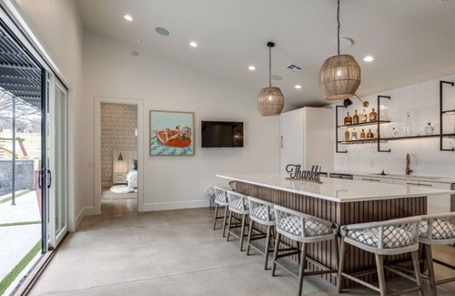 Wheatland House | Luxurious and Spacious Home along Rt 66 in Countryside of Arcadia, OK