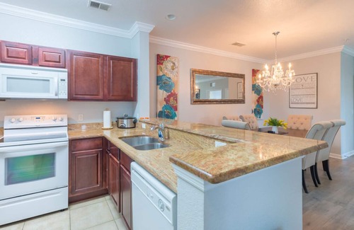 Reunion Condo | Luxurious Award Winning Newly Renovated 2+2 Condo Near Disney and Universal