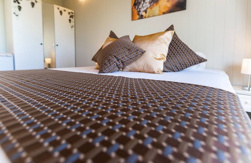Kurwongbah Bed & Breakfast | Luxurious B&B and Winery 40 mins from Brisbane CBD, near Narangba train station.
