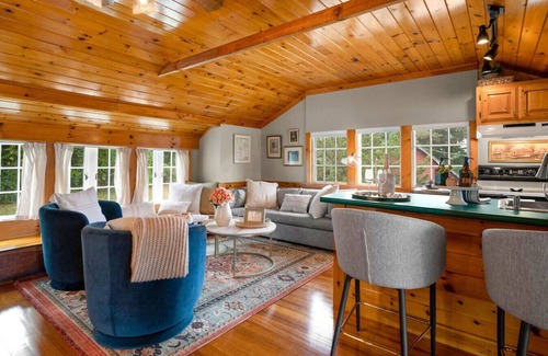 North Andover House | Luxurious Bungalow at Boutique Winery w/Tasting