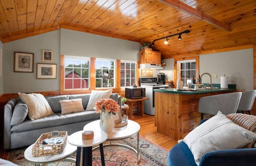 North Andover House | Luxurious Bungalow at Boutique Winery w/Tasting