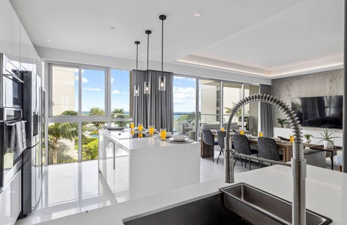 Palm Beach Condo | Luxurious condo with a perfect ocean and sunset view