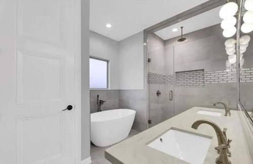 Edinburg House | Luxurious Gated 3BR Oasis No chore Pet friendly