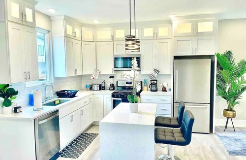 Hayes House | Luxurious Getaway Home with Rooftop Patio 10mins to downtown Durham and Duke
