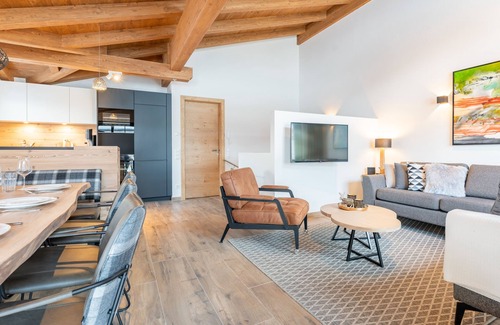 Lengdorf House | Luxurious home with wine cooler and fireplace