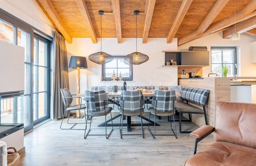 Lengdorf House | Luxurious home with wine cooler and fireplace