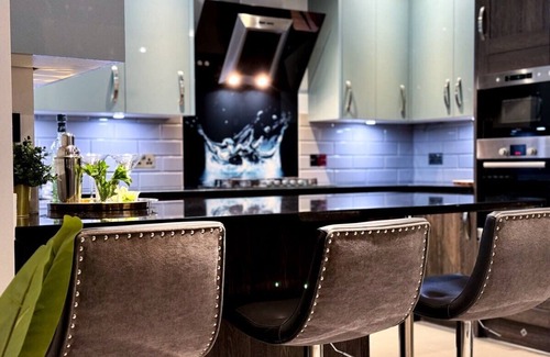 William Morris House | Luxurious House with Spa Bath & Private Garden