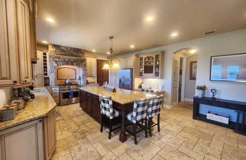 Candler House | Luxurious lake house, White Sandy Beach on Little Lake Weir Cozy and quiet