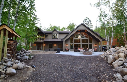 Biwabik House | Luxurious Lakefront Retreat: 4 Br/3 Ba, Ski/Golf/Swim, Sleeps 16